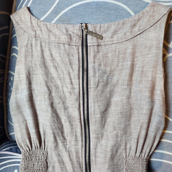 Linen Kensie Pretty sleeveless top with back zip. - Picture 2 of 4